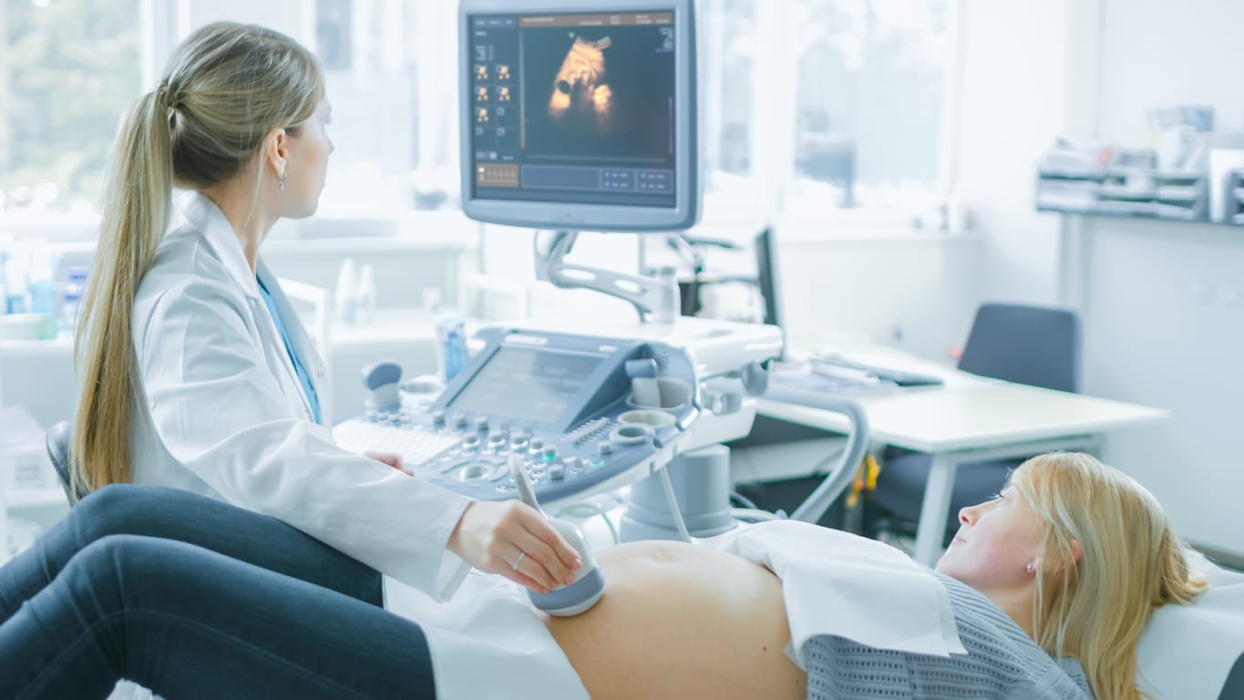 ultrasound-pregnancy-testing-gender-reveal Pregnant woman receiving a 3D/4D Ultrasound